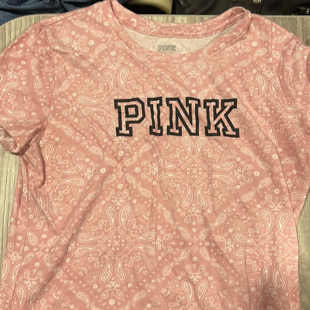 Vs pink tshirt size xs more like a small like new pink with some design